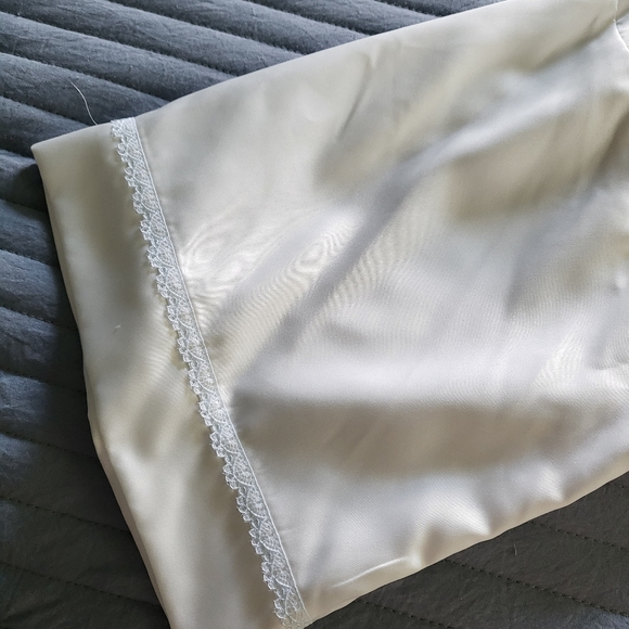 Xs Bride robe. - Picture 4 of 5